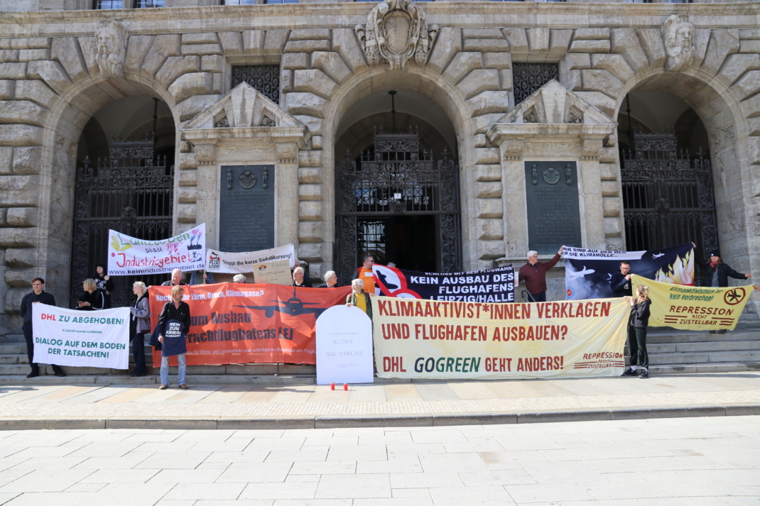 Kundgebung mit Bannern am Neuen Rathaus.