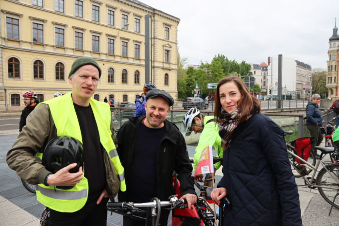 vlnr. Die Stadträte Jürgen Kasek und Tobias Peter neben Vicki Felthaus, Bürgermeisterin für Jugend, Schule und Demokratie (alle B90/Die Grünen). Foto: Michael Freitag