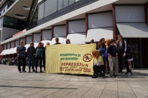 Solidarische Kundgebung an der Moritzbastei für Klimaaktivist*innen, die von DHL verklagt wurden.