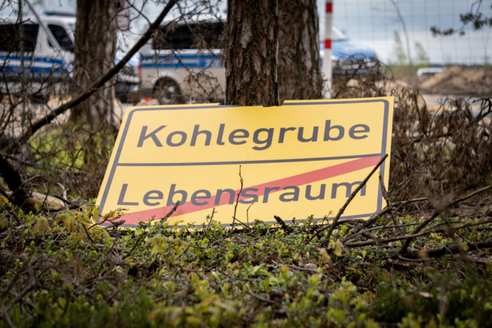 Mühlrose soll bleiben: Protest von Klimagruppen gegen Kretschmers Klimapolitik am 7. Mai 2023 in der Lausitz. Foto: Ferdinand Uhl