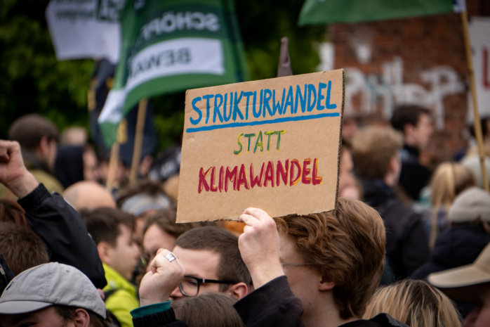 Mühlrose soll bleiben: Protest von Klimagruppen gegen Kretschmers Klimapolitik am 7. Mai 2023 in der Lausitz. Foto: Ferdinand Uhl