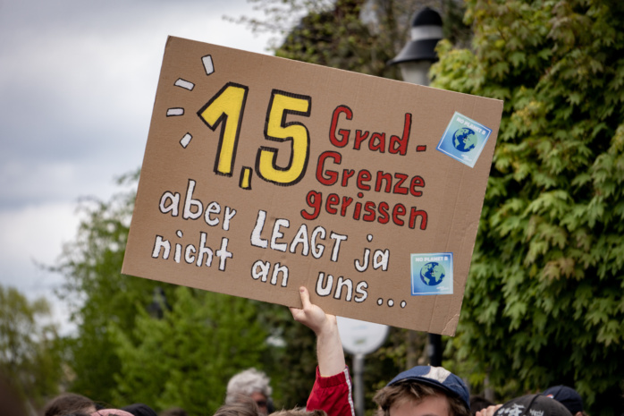 Mühlrose soll bleiben: Protest von Klimagruppen gegen Kretschmers Klimapolitik am 7. Mai 2023 in der Lausitz. Foto: Ferdinand Uhl