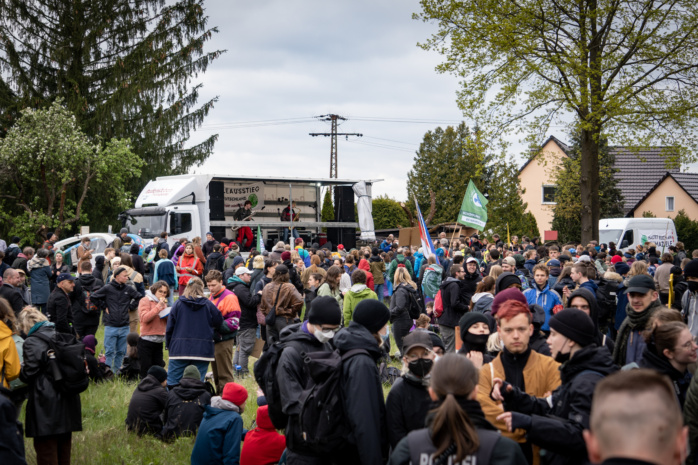 Mühlrose soll bleiben: Protest von Klimagruppen gegen Kretschmers Klimapolitik am 7. Mai 2023 in der Lausitz. Foto: Ferdinand Uhl