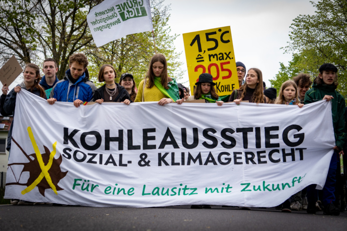 Mühlrose soll bleiben: Protest von Klimagruppen gegen Kretschmers Klimapolitik am 7. Mai 2023 in der Lausitz. Foto: Ferdinand Uhl