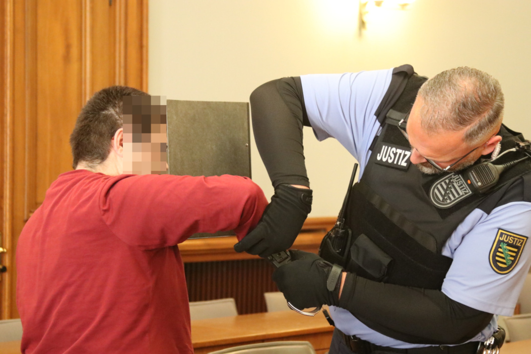 Angeklagter und Justizbeamter.