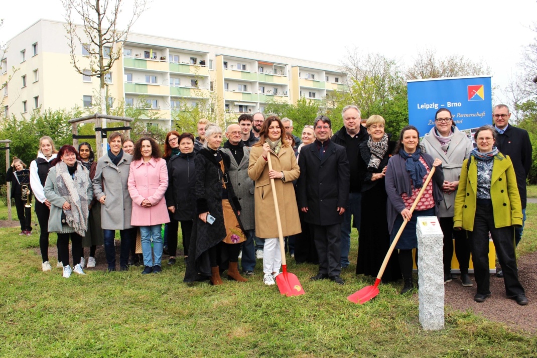 Baumeinweihung für die Städtepartnerschaft Leipzig Brno an der Brünner Straße im April 2023. Foto: Stadt Leipzig