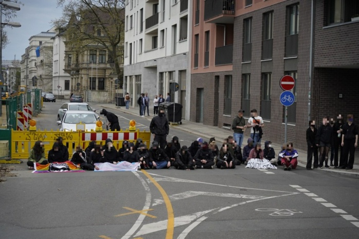 Blockade in der Prager Straße. Foto: Tom Richter