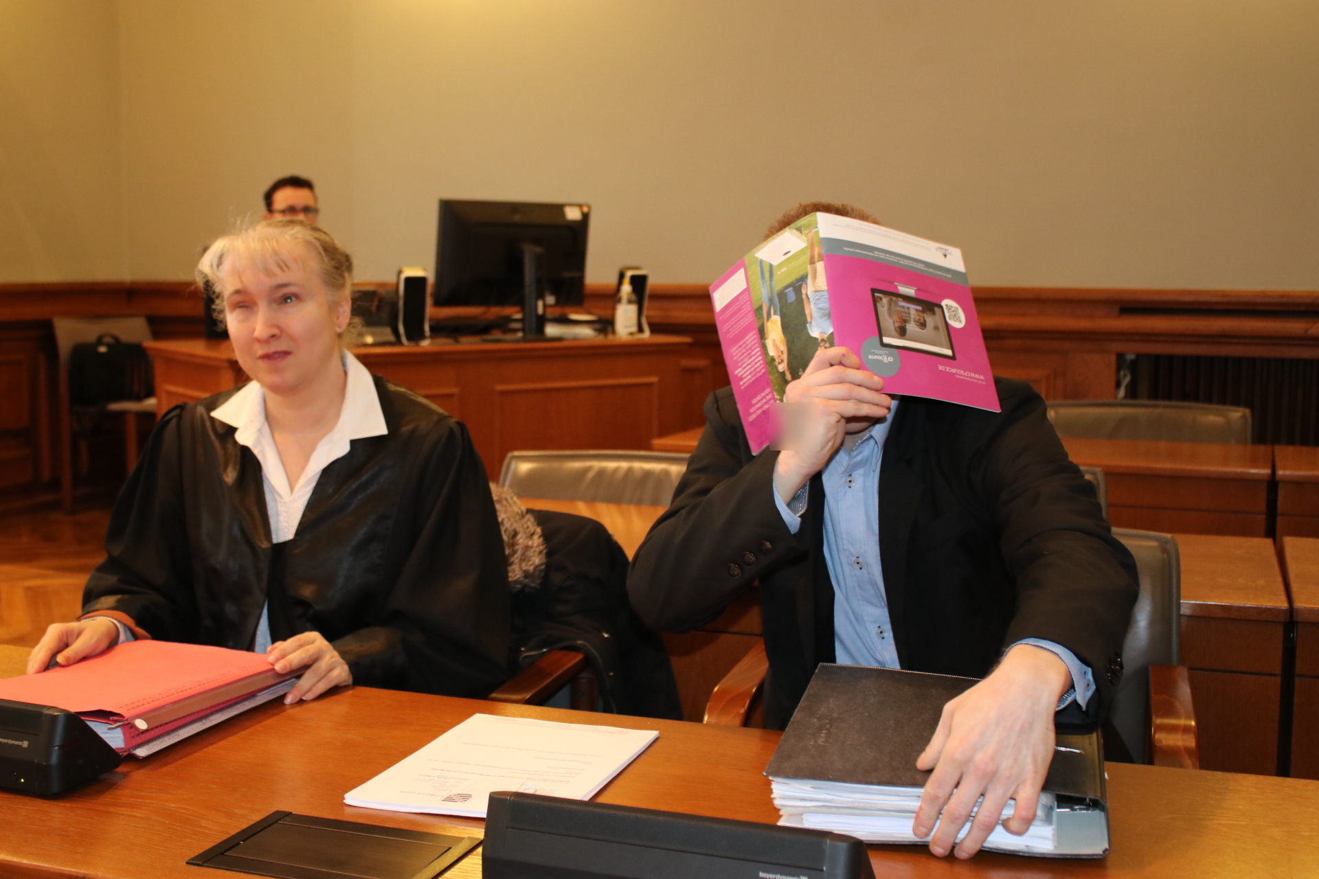 Angeklagter und Anwältin.