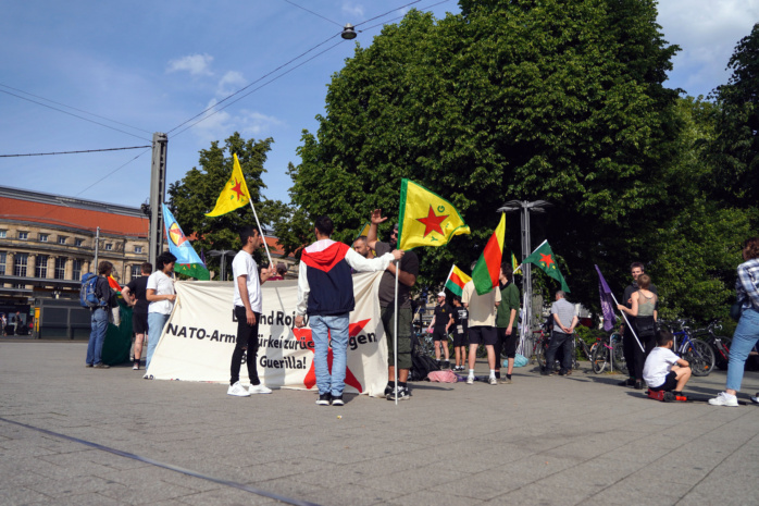 Fahne in grün, rot, gelb