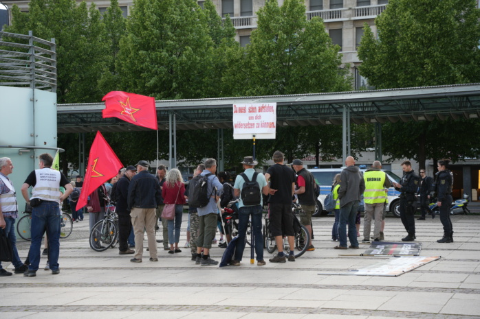 Mehrere Personen in einer Gruppe, Fahnen und Banner
