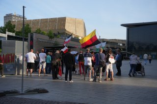 Personengruppe mit Flaggen