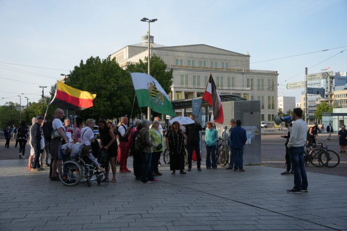 Personengruppe mit Flaggen