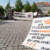 Auf dem Richard-Wagner-Platz stehen mehrere Pappschilder mit Forderungen für bessere Arbeitsbedingungen in der Pflege.