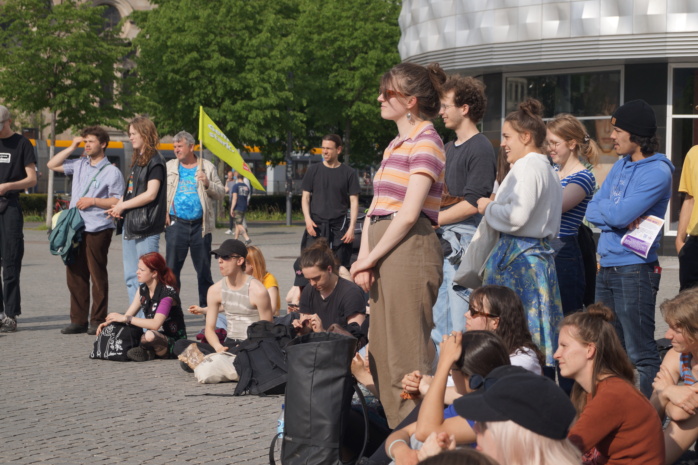 Auf dem Leipziger Richard-Wagner-Platz demonstrieren mehrere Dutzend Menschen für bessere Arbeitsbedingungen in der Pflege.