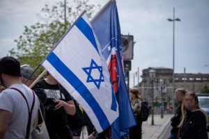 Israel-Flagge auf Kundgebung.