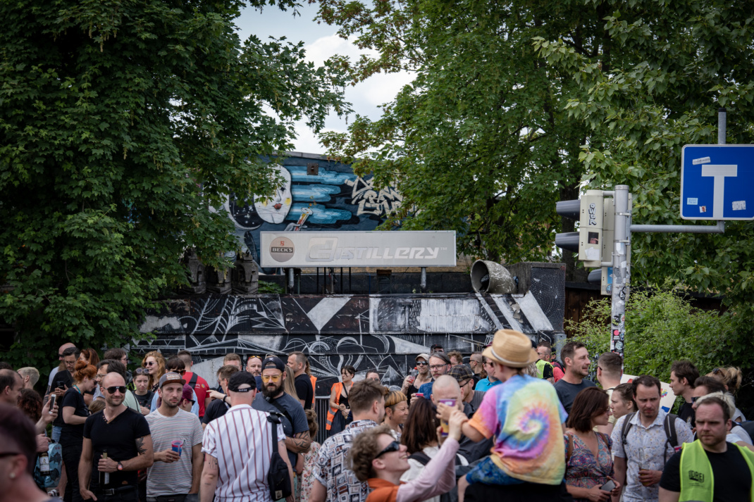 Hunderte tanzende Menschen vor dem Club