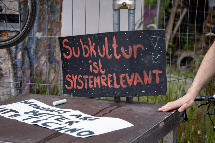 Ein Schild mit der Aufschrift "Subkultur ist systemrelevant"