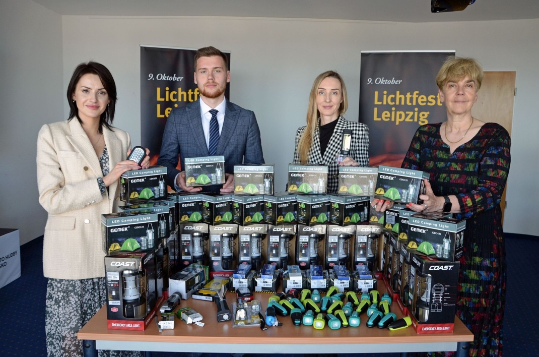 Freuen sich über die Spendenaktion des LUCI-Netzwerks (v.l.): Olena Artemenko, Dmytro Ruban, Tatiana Tscherpak (alle Stadtverwaltung Kiew) und Dr. Gabriele Goldfuß (Stadt Leipzig, Leiterin Referat internationale Zusammenarbeit). Foto: Andreas Schmidt/ LTM