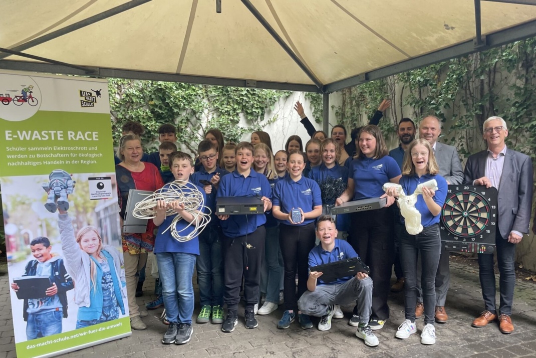 Die Schülerinnen und Schüler der Carl-Friedrich-Goerdeler-Schule sind bereit für das E-Waste Race 2023. Foto: Das macht Schule