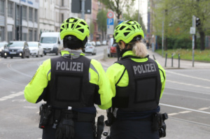Polizistinnen mit Radhelm.