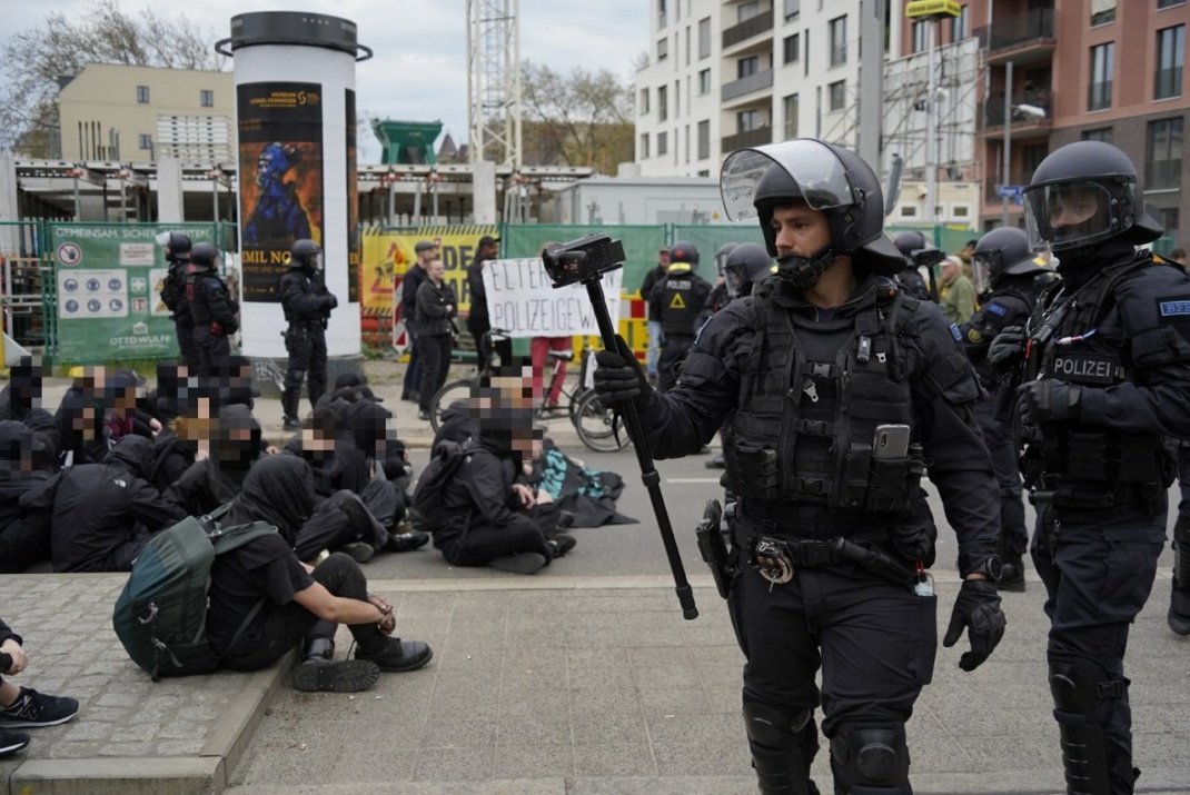Polizeimaßnahme gegen die Blockade auf der Prager Straße. Foto: Tom Richter
