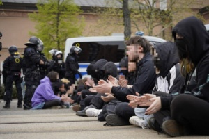 Polizeimaßnahme gegen die Blockade auf der Prager Straße. Foto: Tom Richter