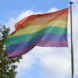 Regenbogenflagge am Rathaus.
