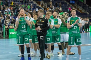 Applaus vom Team der SC DHfK-Handballer für die Fans. Foto: Karsten Mann