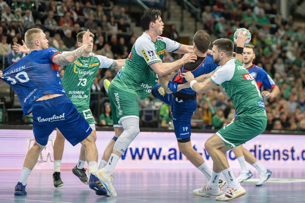 Simon Ernst (mitte/ SC DHfK Leipzig) greift ein. Foto: Klaus Trotter