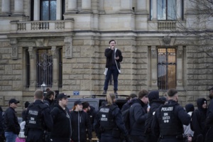 Jonas Venediger spricht auf einer Kundgebung in Leipzig. Foto: LZ