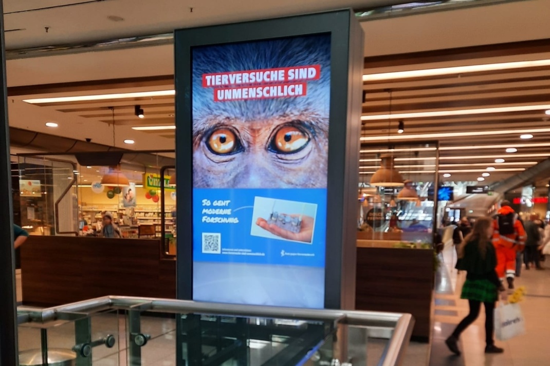 Eines von 25 City-Light-Postern im gut besuchten Bereich des Leipziger Hauptbahnhofs. Foto: Ärzte gegen Tierversuche e.V.