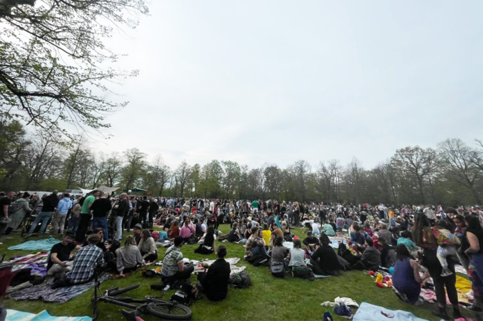 Menschenmenge auf einer Wiese