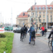 Wartende Radlerinnen an der Brandenburgerstraße am 17. April 2023. Foto: Michael Freitag