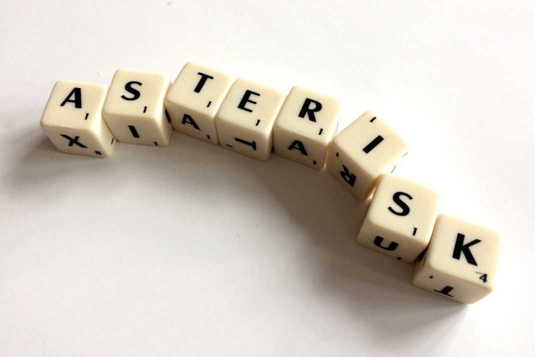 Scrabble-Steinchen formen das Wort Asterisk.