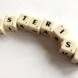 Scrabble-Steinchen formen das Wort Asterisk.