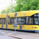 Moderne, gelbfarbene Straßenbahn in Leipzig.