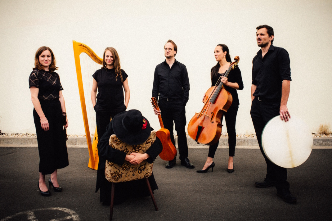 Personengruppe mit Instrumenten.