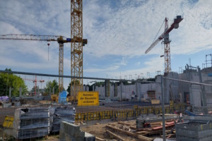 Baustelle mit Kränen.