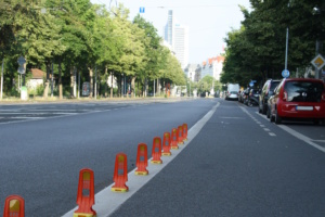 Abschnitt der Dresdner Straße mit Sperrmarkern.