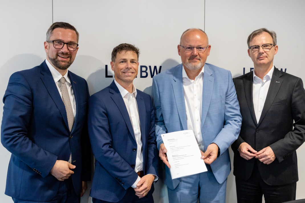 Vier Personen auf Bild.