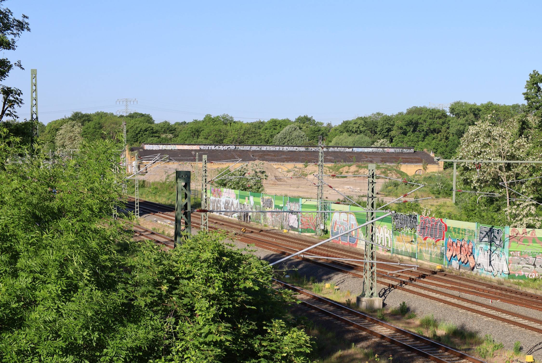 Kohlenlagerplatz und Kohlelagerhalle nördlich der Gleise am Heizkraftwerk Süd. Foto: Ralf Julke