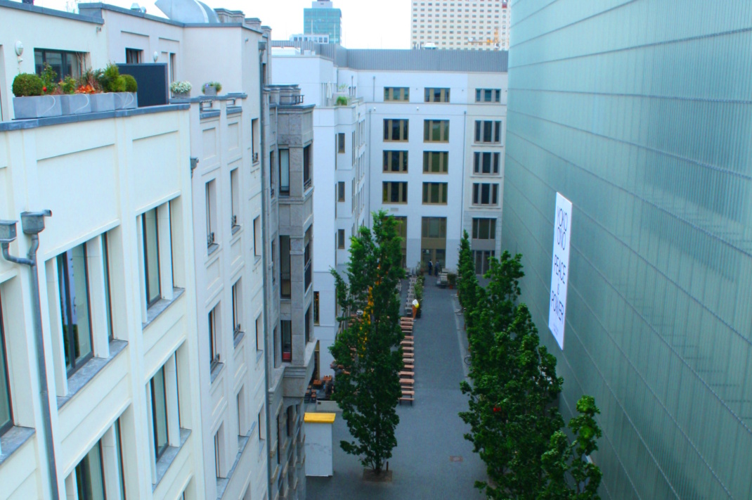 Das Foto zeigt den Innenraum zwischen Museum der bildenden Künste und Randbebauung.