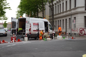 Poller und Markierungen für den ersten Superblock in Volkmarsdorf. Foto: Gregor Wünsch