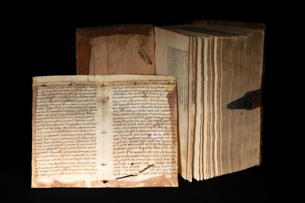 Schrift auf altem Pergament.