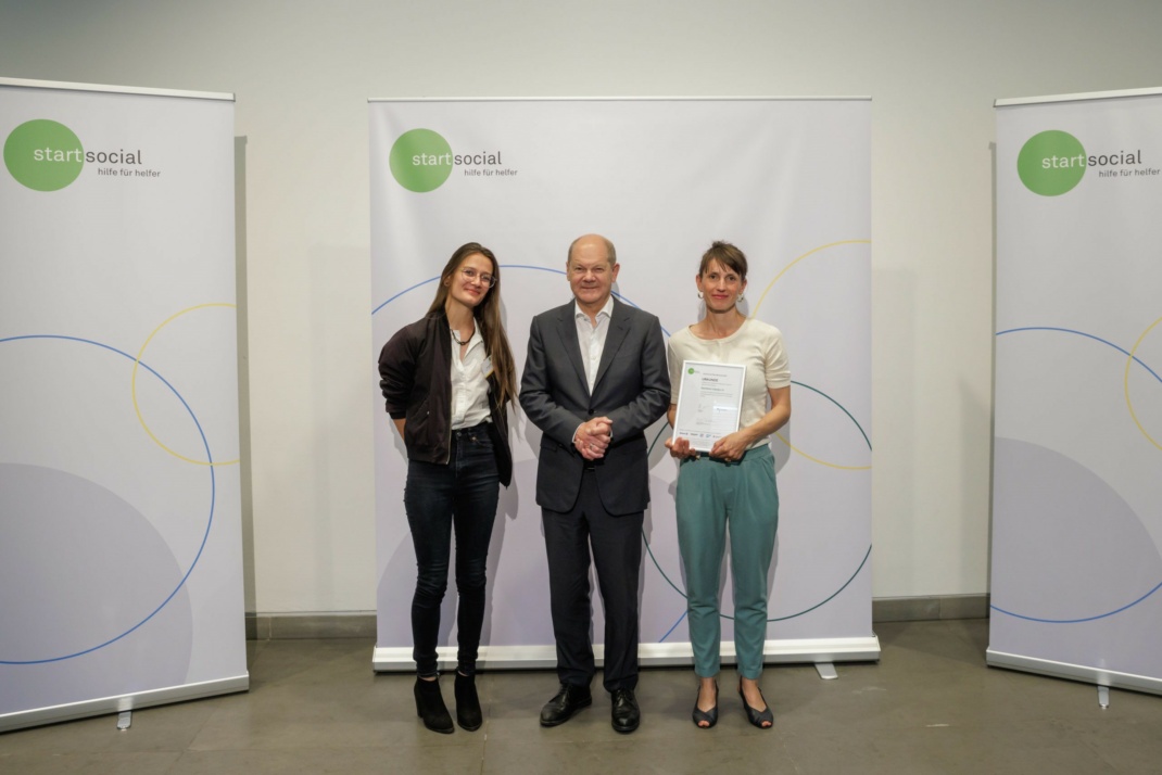 Bundeskanzler Olaf Scholz, Schirmherr von startsocial e.V., mit der Bundesauswahlinitiative Querbeet Leipzig e.V., vertreten durch Clémence Paille und Caroline Jonigkeit auf der startsocial-Preisverleihung am 13. Juni 2023 in Berlin. Foto: Gordon Welters/startsocial e.V.
