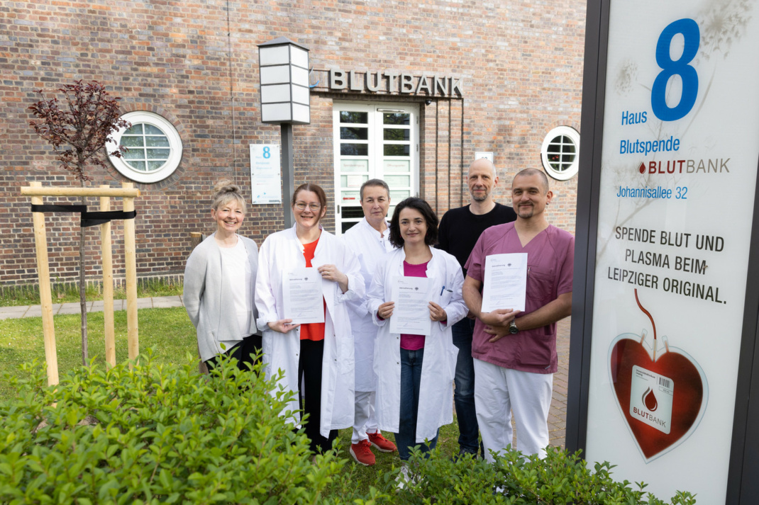ITM-Mitarbeiter/-innen freuen sich über die erste Zertifizierung durch die Deutschen Akkreditierungsstelle: Angelika Helmbrecht, Dr. Claudia Lehmann (Leiterin TPI-Labor), Dr. Gulja Willnauer (Leiterin Spenderlabor), Dr. Fioralba Demiraj (Leiterin Qualitätskontrolle), Dr. Robert Requardt (Leiter Qualitätsmanagement) und Mirko Reißmann (leitender MTLA im Empfängerlabor) (v.l.n.r.). Foto: Stefan Straube/UKL