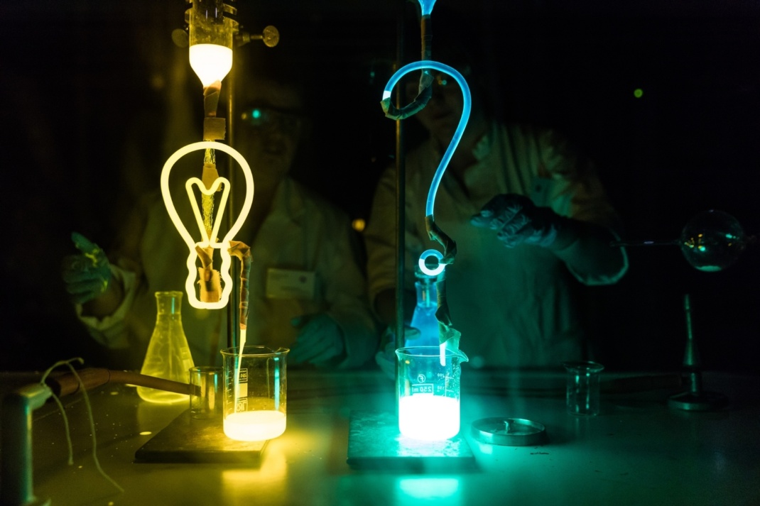 Bei der Langen Nacht der Wissenschaften wird es an der Universität Leipzig wieder viele Gelegenheiten geben, Experimente zu erleben, Forscher:innen zu begegnen und Fragen zu stellen. Foto: Christian Hüller/Universität Leipzig