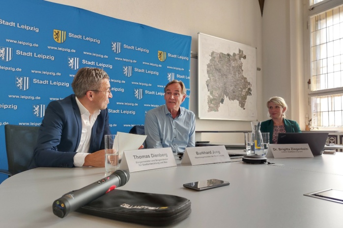 Thomas Dienberg, Bürgermeister und Beigeordneter für Stadtentwicklung und Bau, Oberbürgermeister Burkhard Jung und Dr. Brigitta Ziegenbein, Leiterin Stadtplanungsamt bei der Pressekonferenz am 22. Juni. Foto: Sabine Eicker