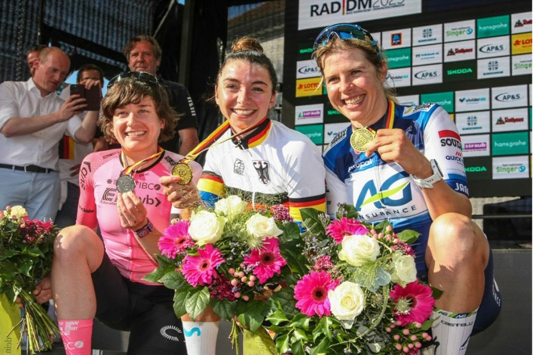 Romy Kasper - rechts - strahlt über DM-Bronze. Quelle: Mareike Engelbrecht.