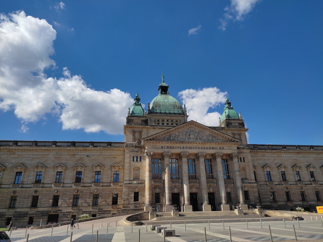 Platz vor dem BVG, Gebäude und blauer Himmel mit Wolken.